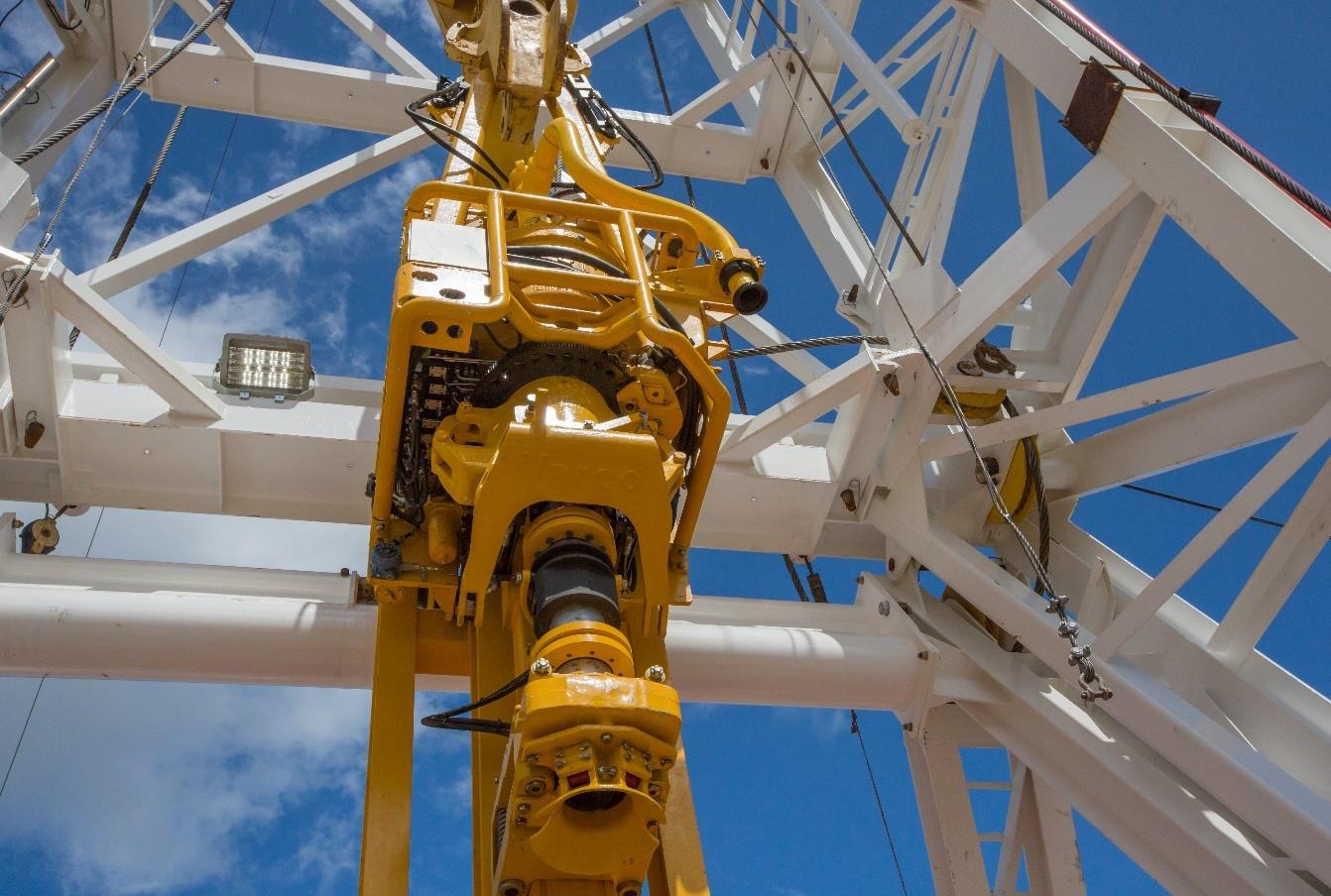 Top Drive and Links — Mast Interior Detail